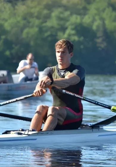 Ung roer i singlesculler på Ulvenvatnet